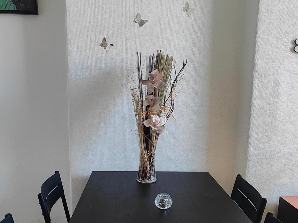 The Butterfly Apartment, * Édimbourg